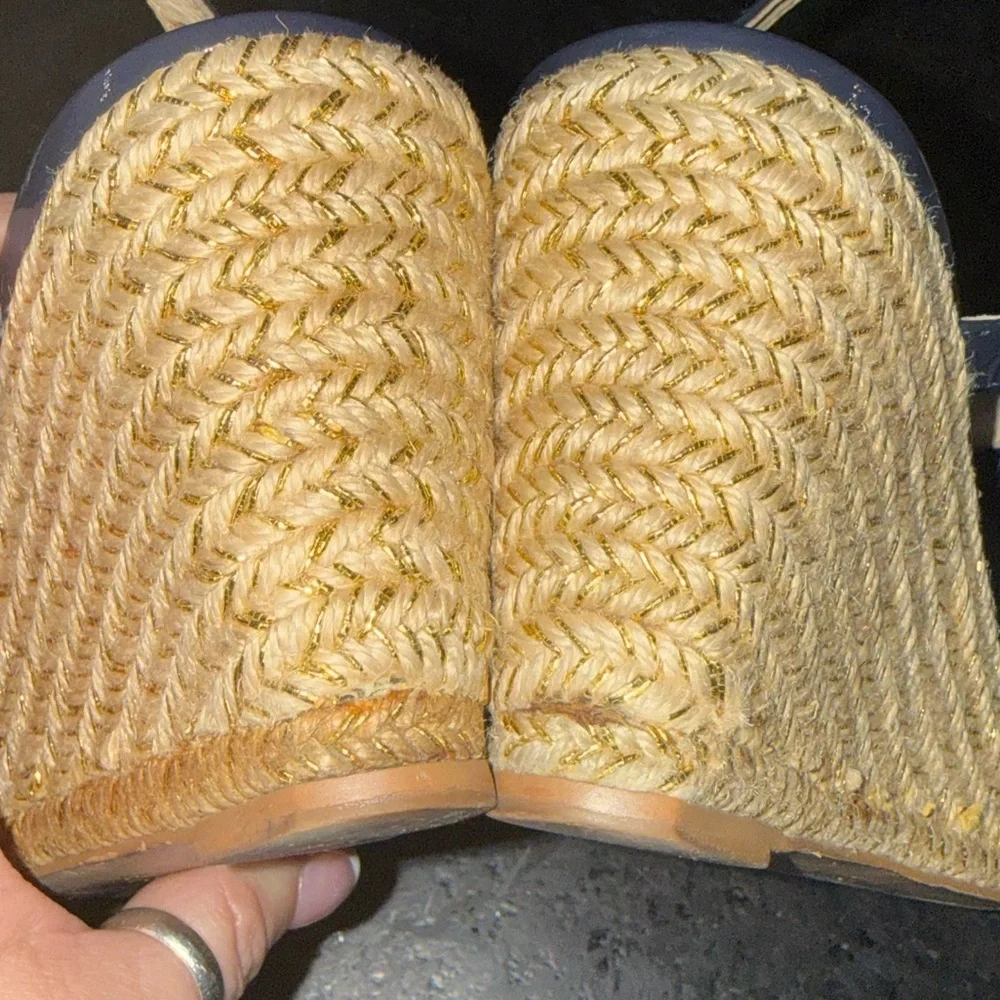 UEC KATE SPADE PATENT NAVY BLUE 3.5” WEDGE ESPADRILLE GOLD HARDWARE SZ 9 PERFECT